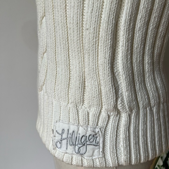 TOMMY HILFIGER Youth Sweater Vest in white. Size Large (12-14) - Picture 4 of 6